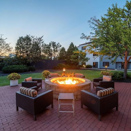 Courtyard Columbus Airport Hotel Exterior foto
