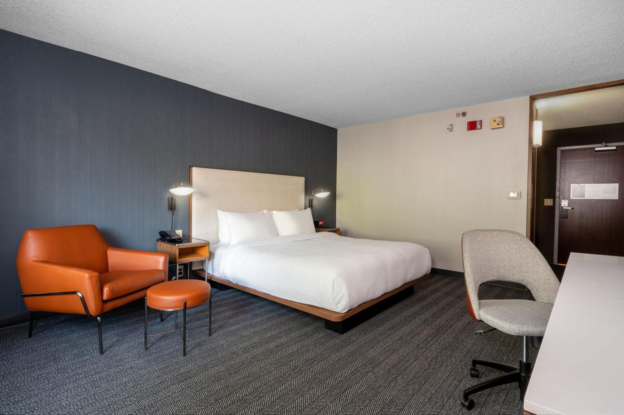 Courtyard Columbus Airport Hotel Exterior foto