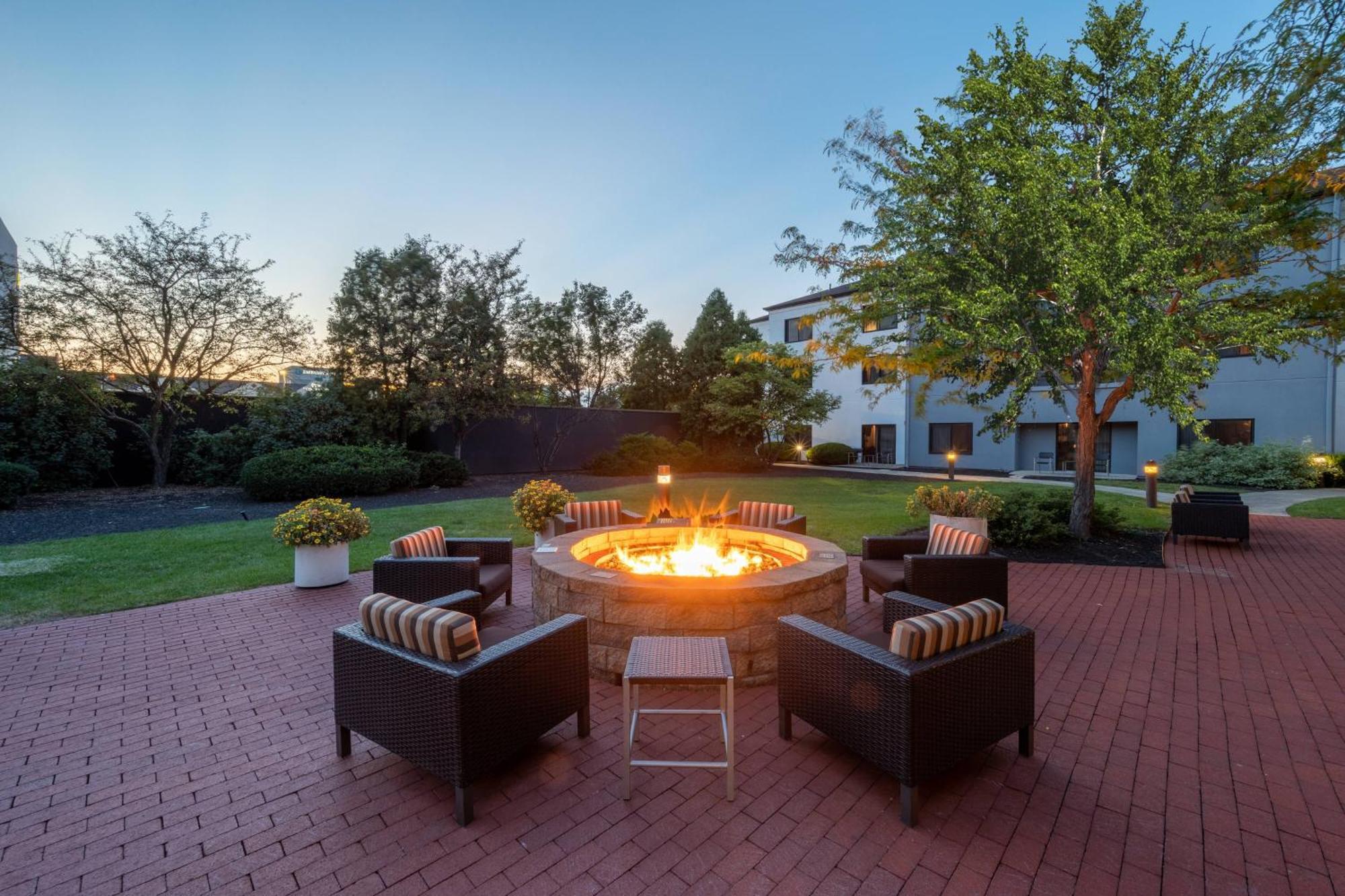 Courtyard Columbus Airport Hotel Exterior foto